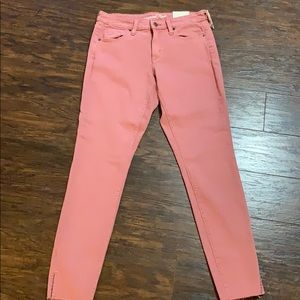 Mid rise stretchy fit jeans. Size 4. Reg. Waist 27